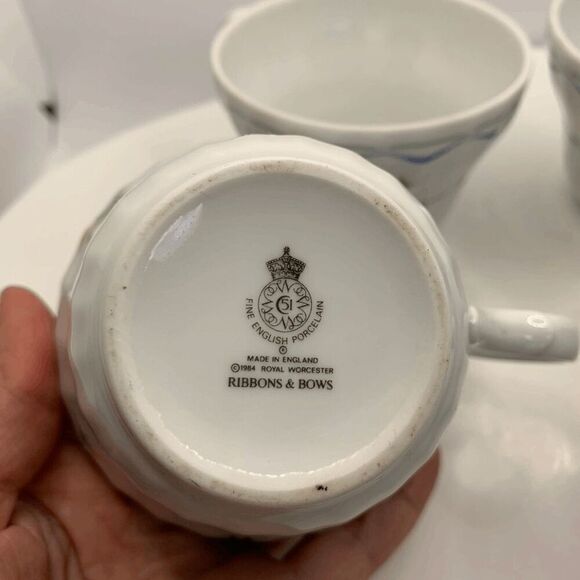 Ribbons and Bows 4 English Tea Cups - 1984 Royal Worcester - Picture 3 of 8